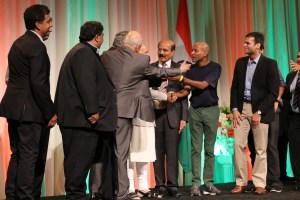 Mumo Meets Namo. Asks about t Shirts